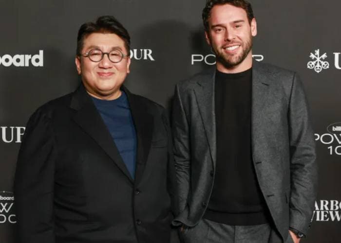 Chairman Bang Si-Hyuk Accepts the Visionary Award From Scooter Braun & Clive Davis